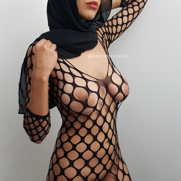 Proud to be a Muslim Hijabi Hotwife