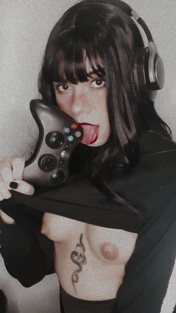 Can you suck my tits while I play