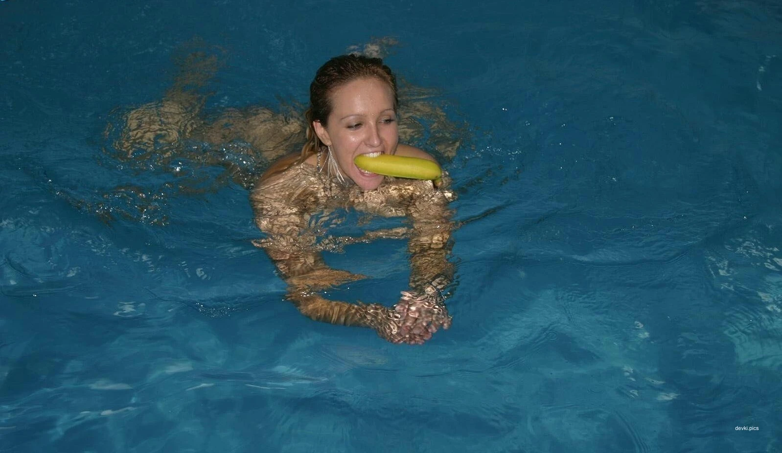 Oral sex in the pool