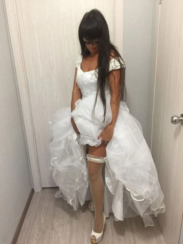 The bride gets fucked in a wedding dress
